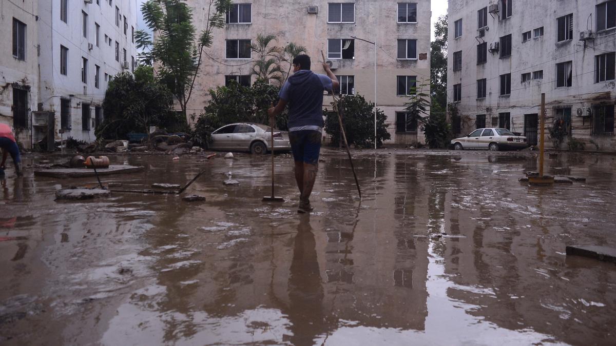 Deadly landslides and flooding cut off 300 communities in Mexico